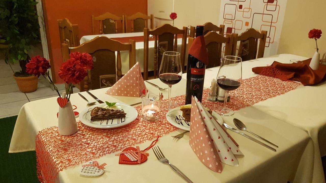 Pizzeria Alzbetka Hotel Strecno Luaran gambar