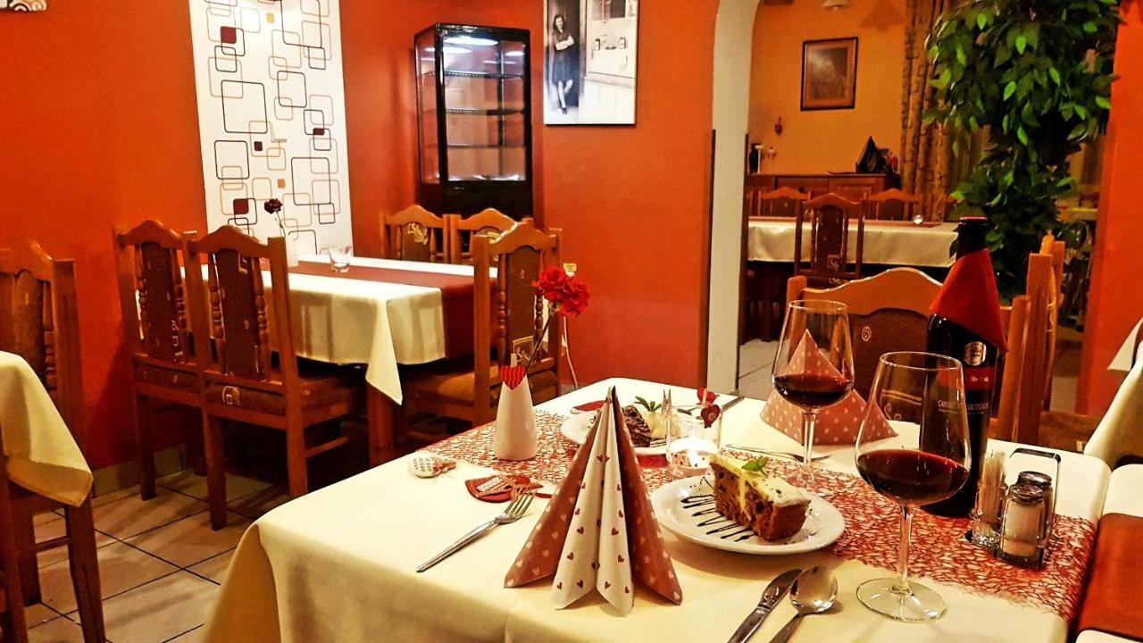 Pizzeria Alzbetka Hotel Strecno Luaran gambar