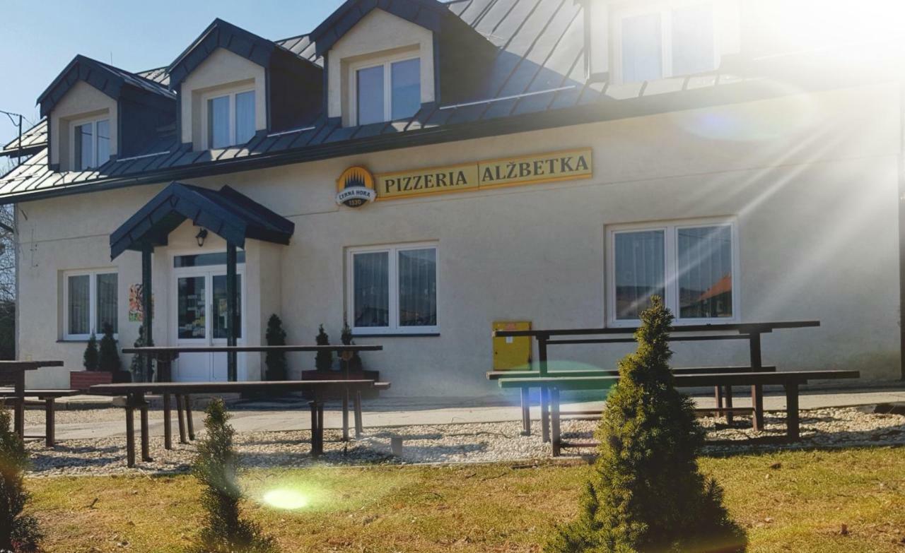 Pizzeria Alzbetka Hotel Strecno Luaran gambar