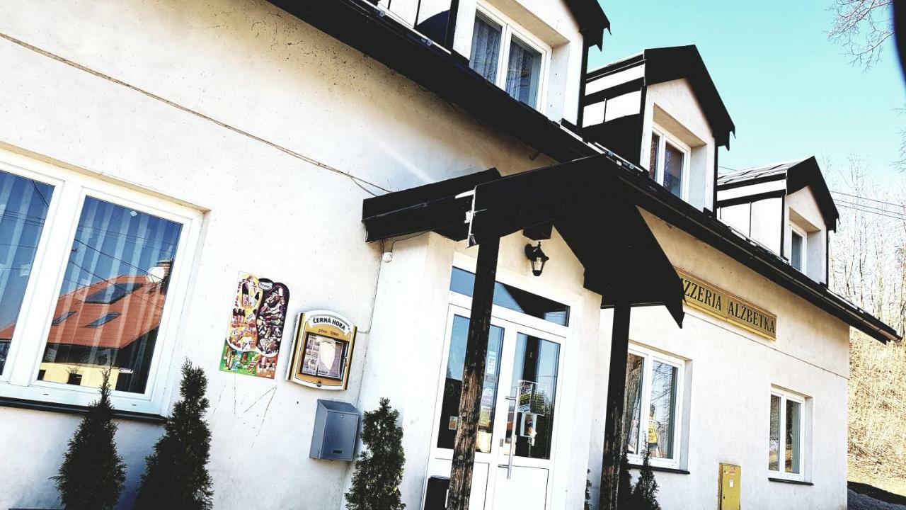 Pizzeria Alzbetka Hotel Strecno Luaran gambar