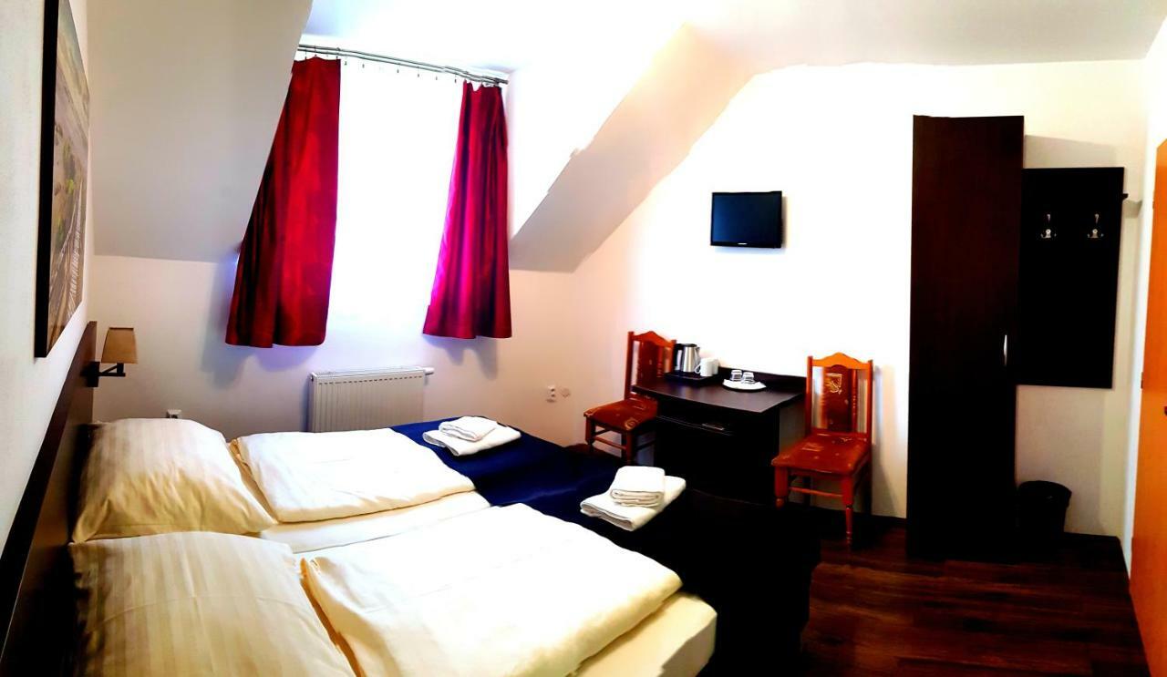 Pizzeria Alzbetka Hotel Strecno Luaran gambar