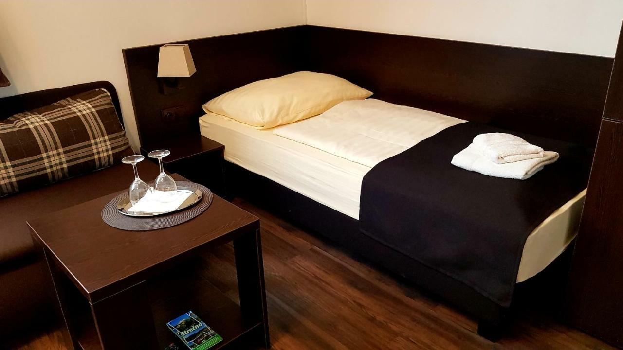 Pizzeria Alzbetka Hotel Strecno Luaran gambar