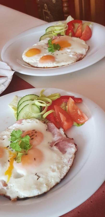 Pizzeria Alzbetka Hotel Strecno Luaran gambar