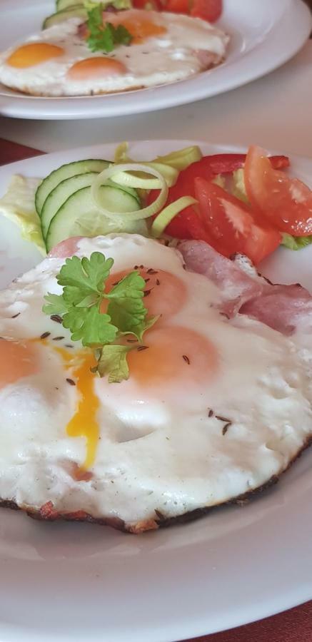 Pizzeria Alzbetka Hotel Strecno Luaran gambar